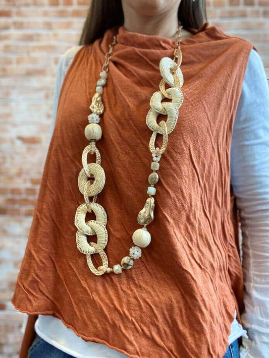 Lange goldene Halskette mit beigefarbenen Anhängern