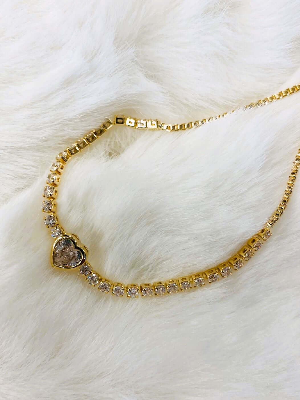 Armband mit Strasssteinen und Herz