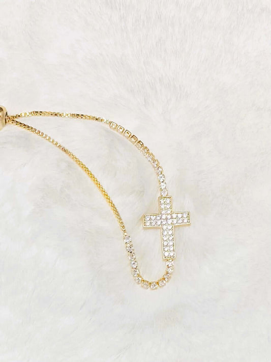 Armband mit Strasssteinen und Kreuz