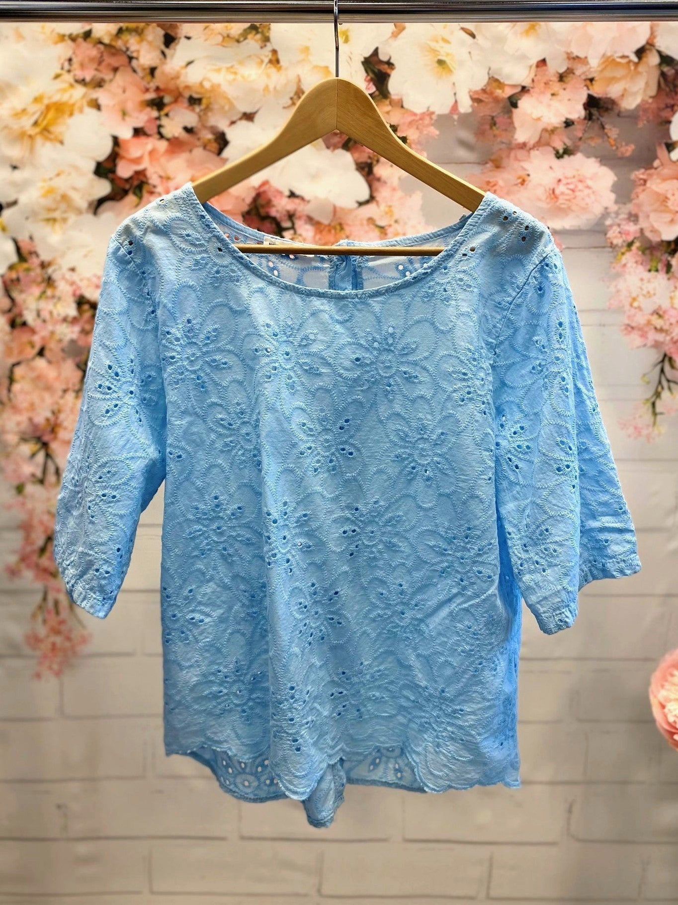 Baumwollbluse mit Lochstickerei und Knopfleiste
