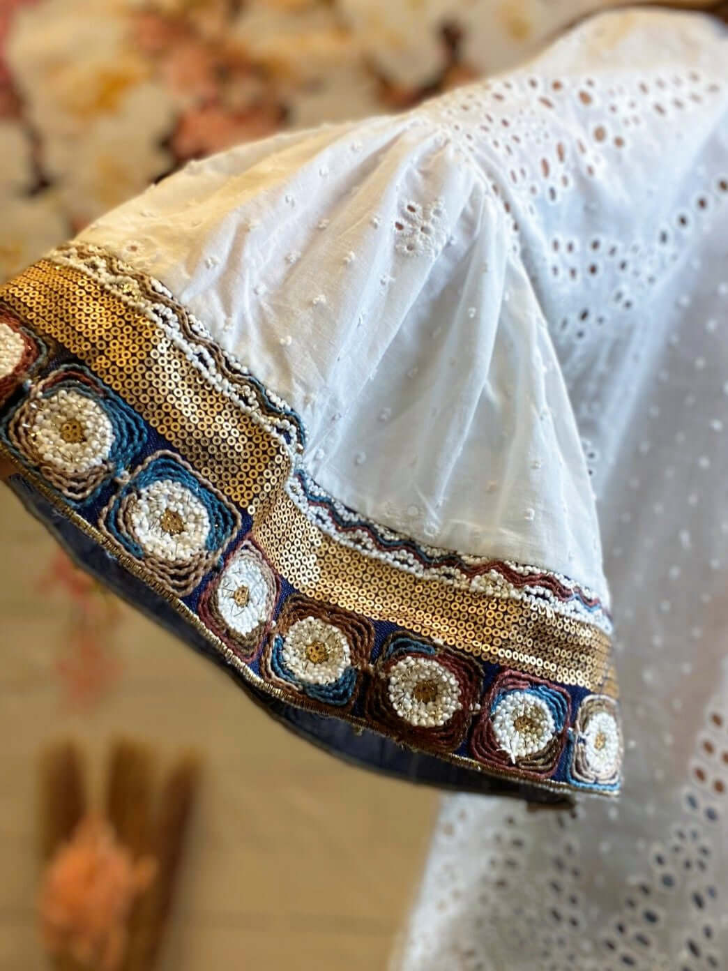 Weiße Bluse mit Lochstickerei und Rüschenärmeln