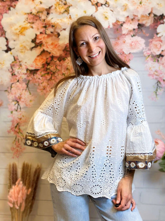Weiße Bluse mit Lochstickerei und Rüschenärmeln