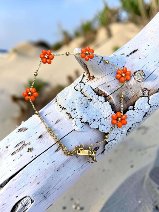 Dünnes goldenes Fußkettchen mit orangenen Blumen