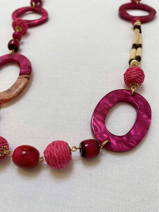 Fuchsiafarbene Gliederkette