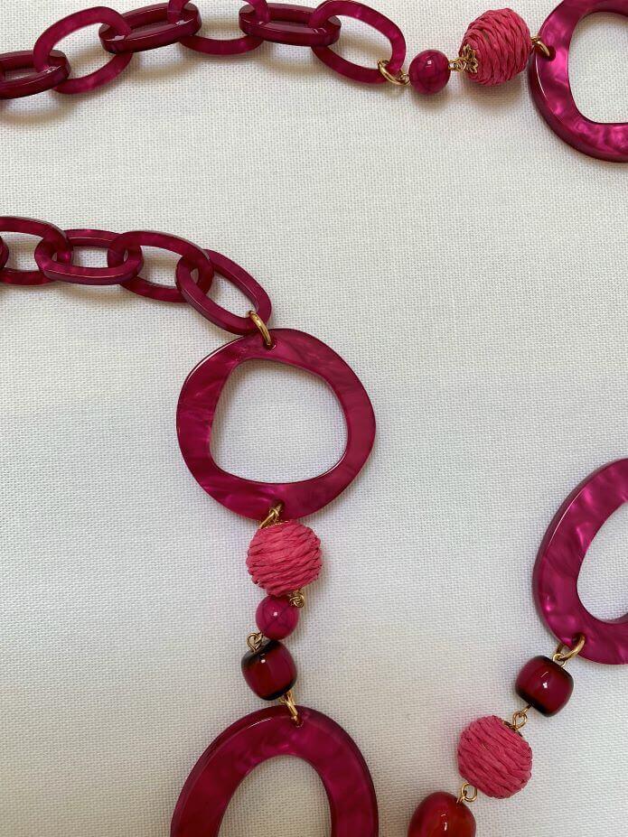 Fuchsiafarbene Gliederkette
