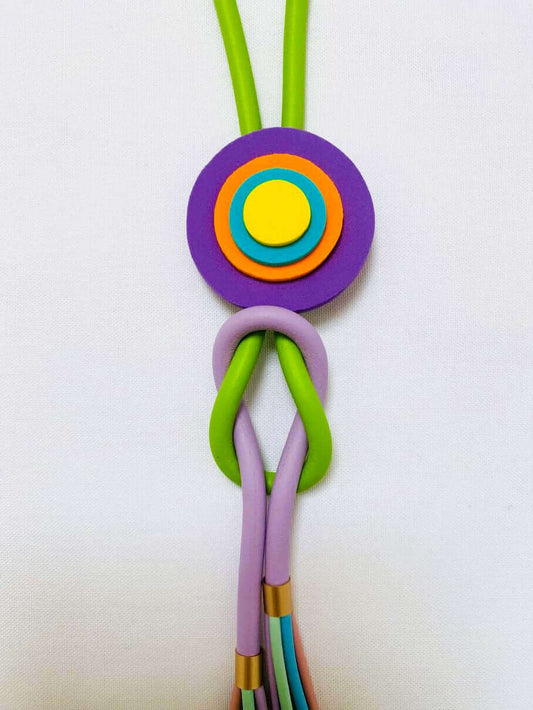 Grüne Gummikette mit Flieder Anhänger