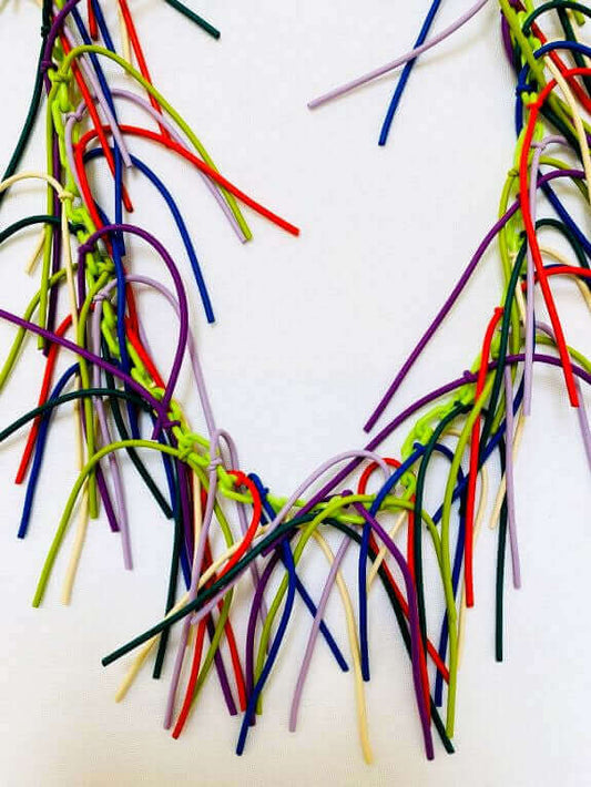 Blau-Grüne Gummikette mit bunten Fransen