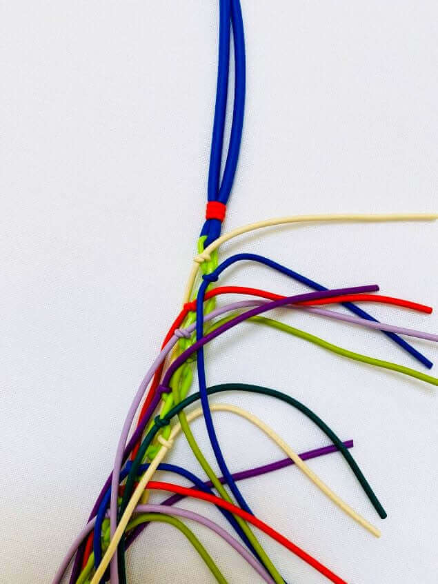 Blau-Grüne Gummikette mit bunten Fransen