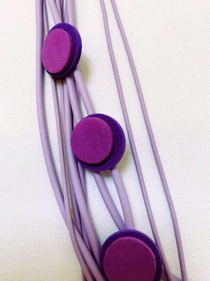 Fliederfarbene mehrreihige Gummikette