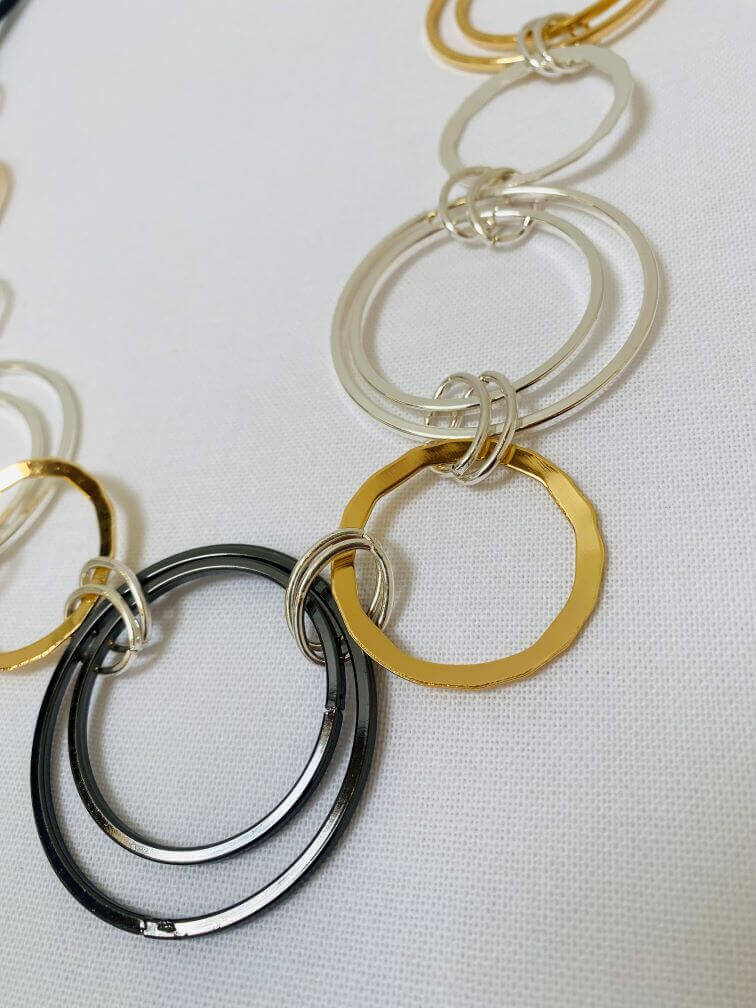 Schwarze Halskette mit silber und goldenen Gliedern