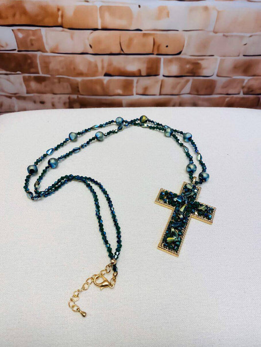 Grüne lange Kreuzkette