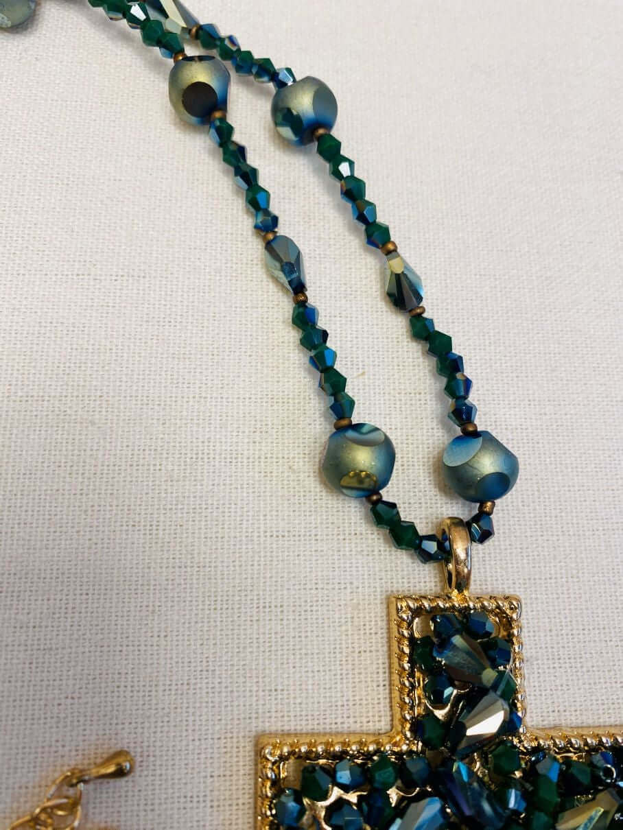 Grüne lange Kreuzkette