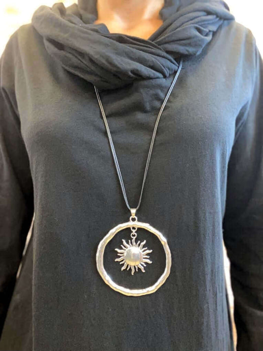 Lange Kette mit Sonnenanhänger