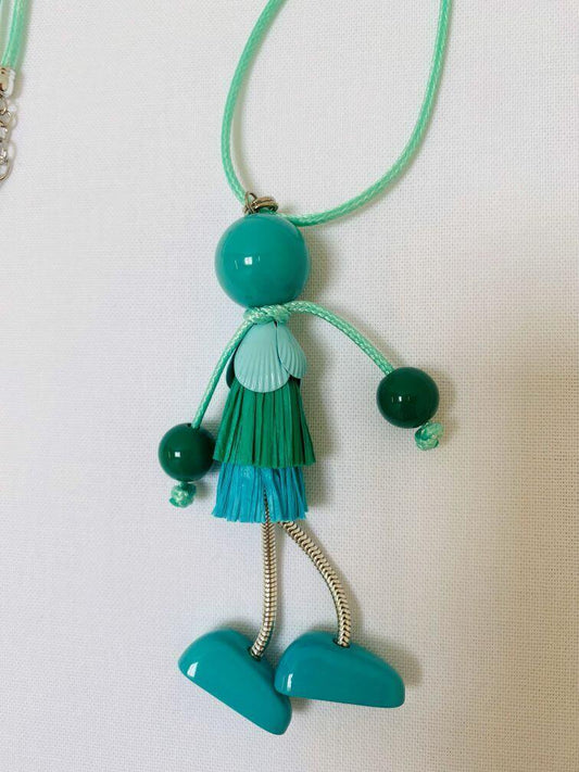 Lange mintfarbene Kette mit Anhänger