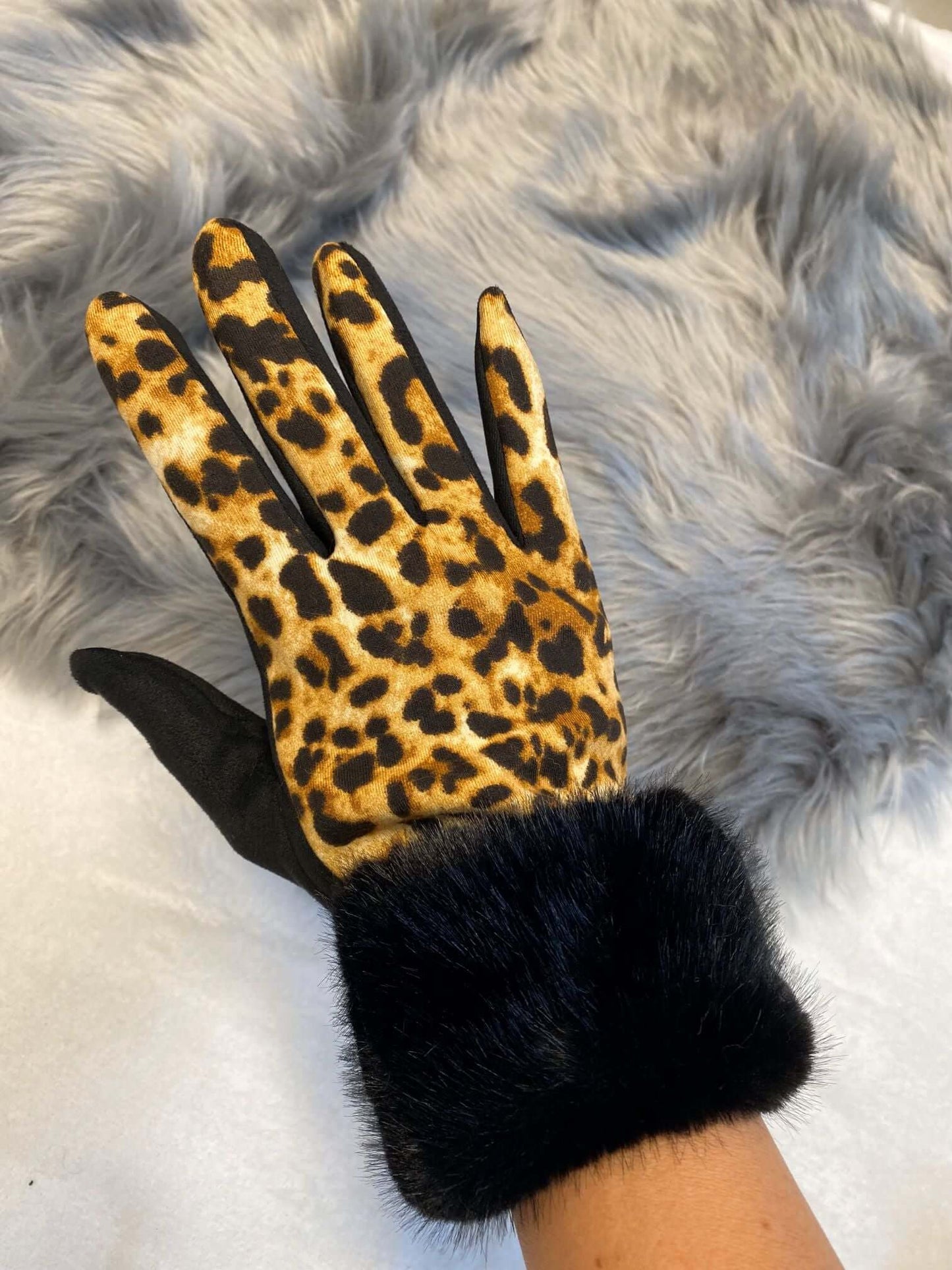 Dünne Plüsch Handschuhe im Leoprint