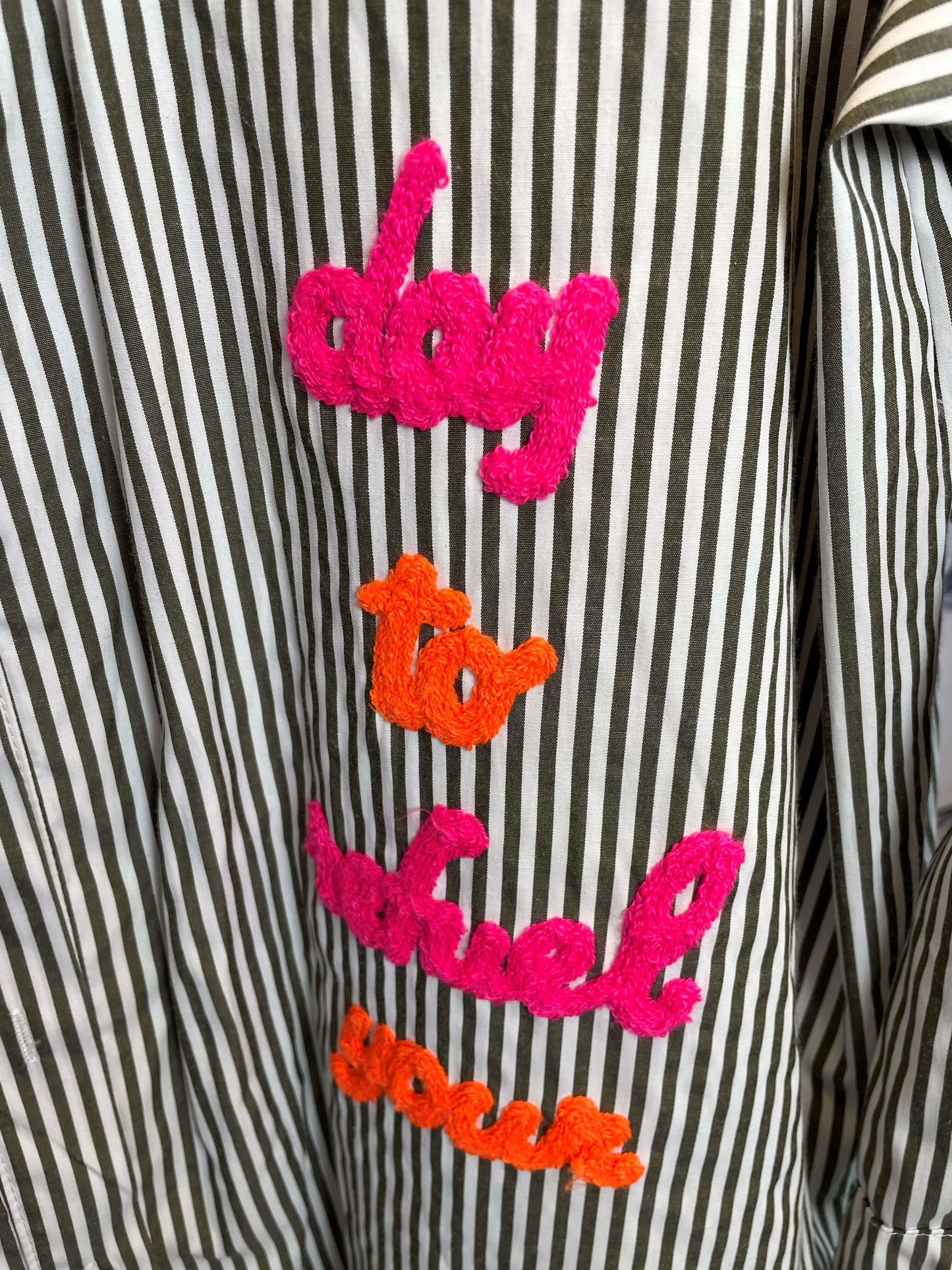 Gestreifte Hemdbluse mit Neon-Akzenten