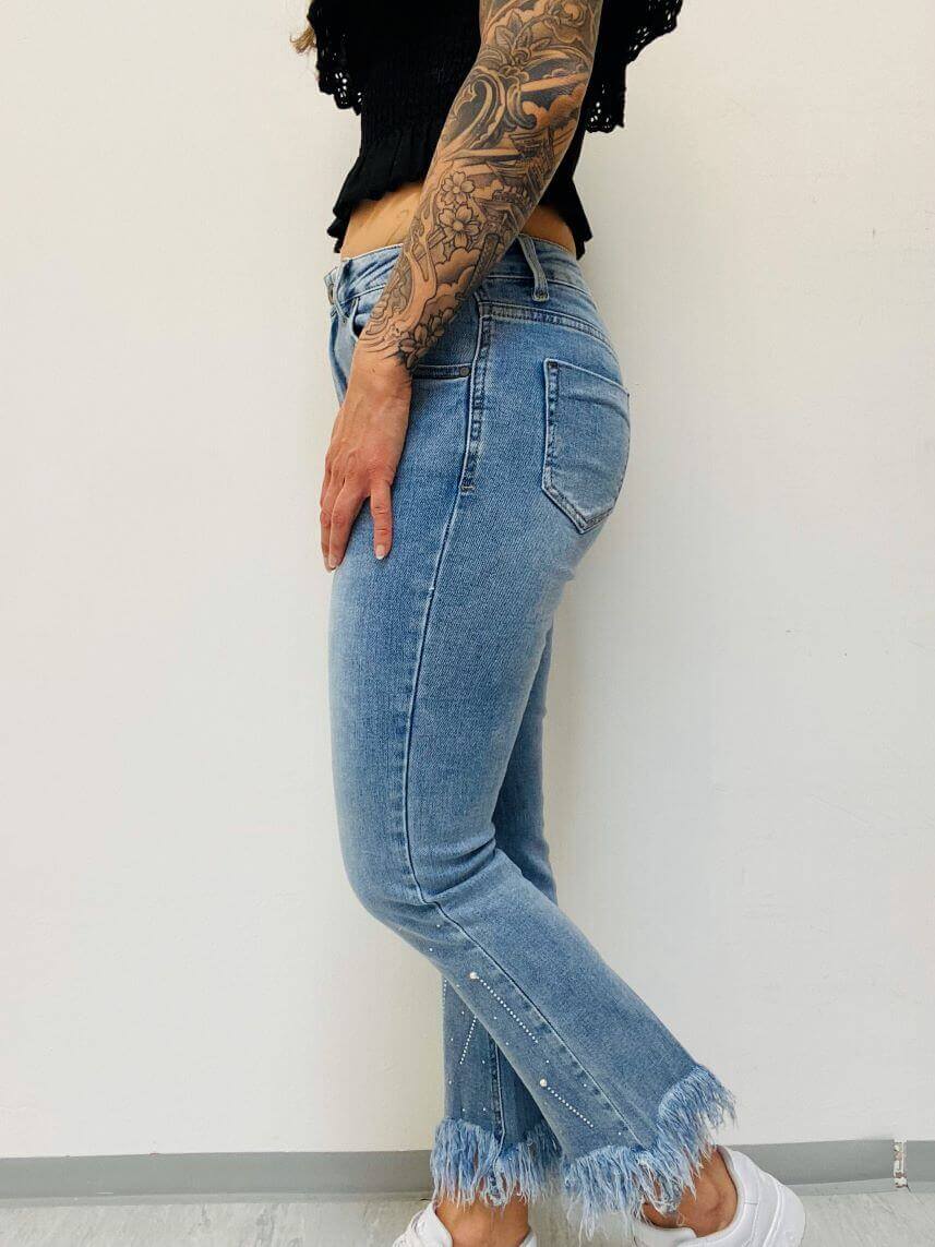 Moderne helle ausgestellte Jeans mit Perlen