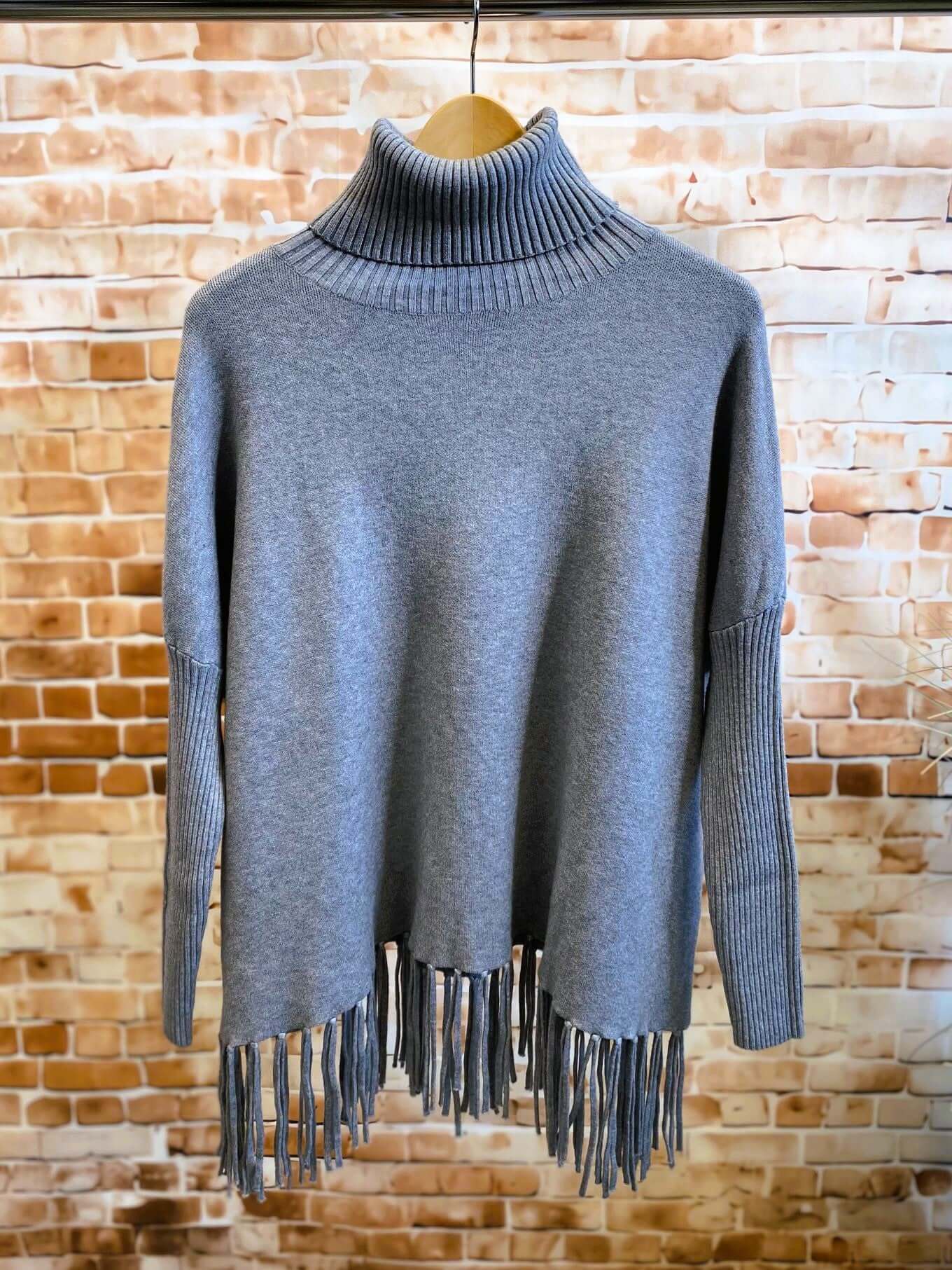 Rollkragenpullover mit Fransen