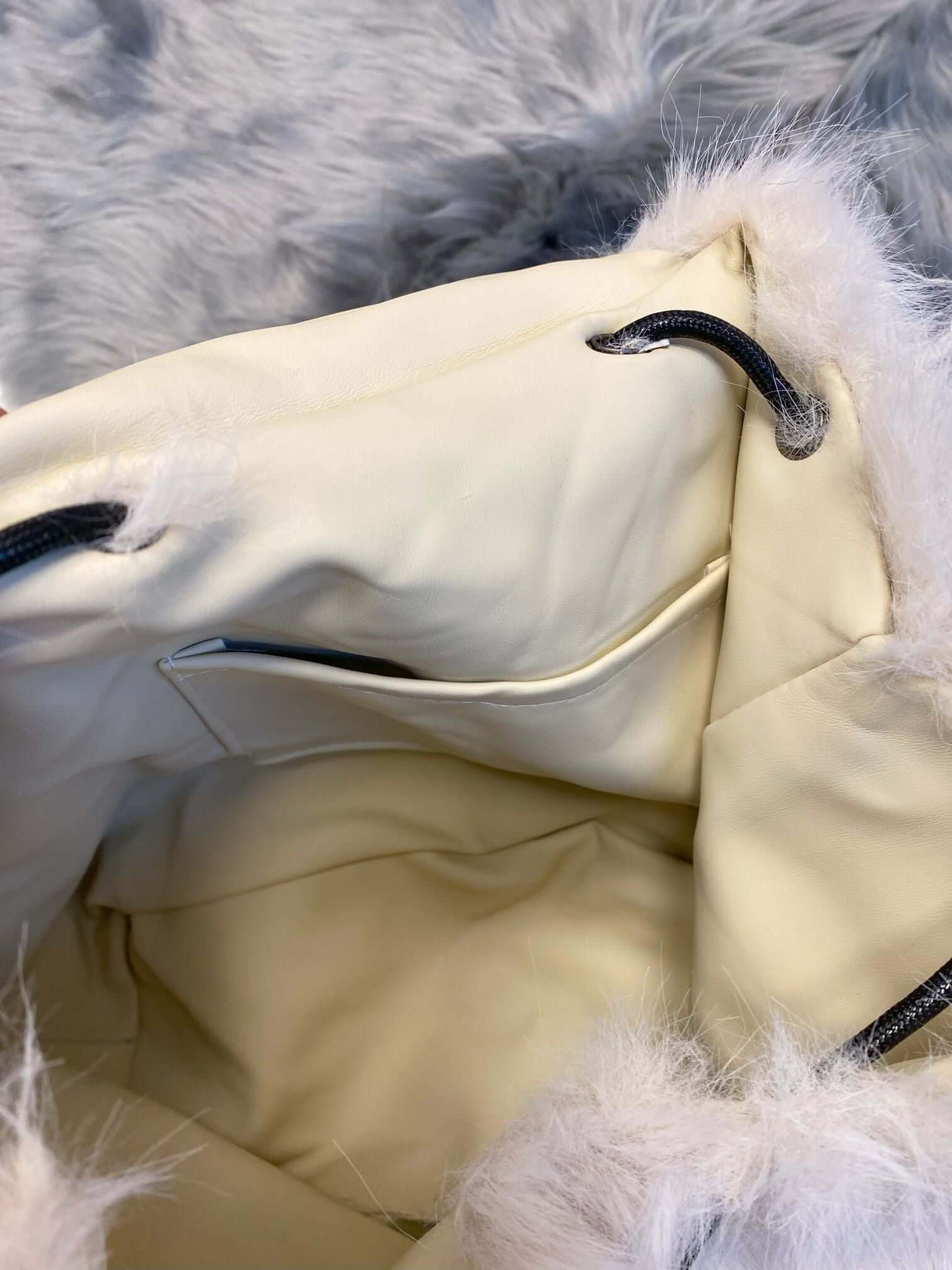 Weicher Fellrucksack mit Magnetverschluss