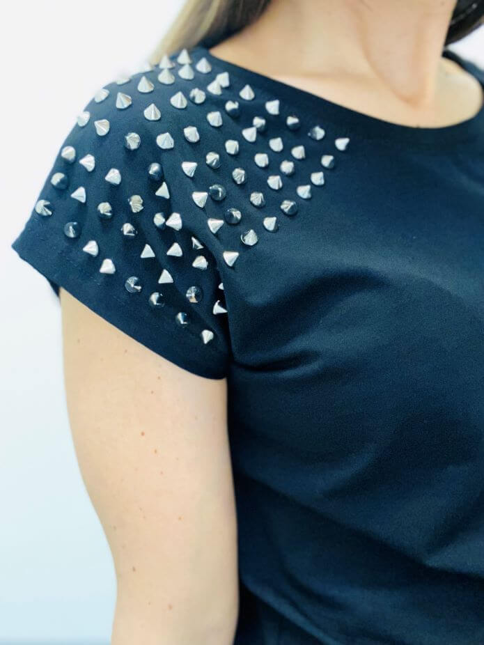 Kurzarmshirt mit Nieten