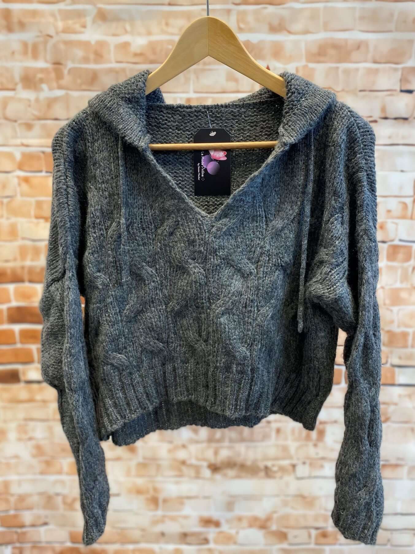 Bauchfreier Oversize-Strickpullover mit Kapuze