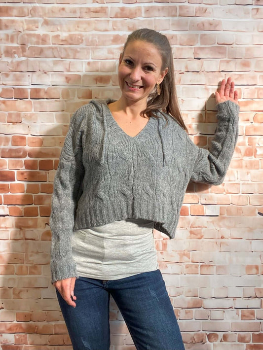 Kurzer Oversize-Strickpullover mit Kapuze