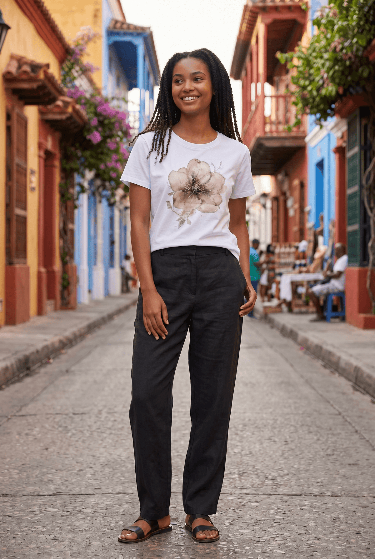 Weißes Kurzarmshirt mit Blume und silbernen Strasssteinen