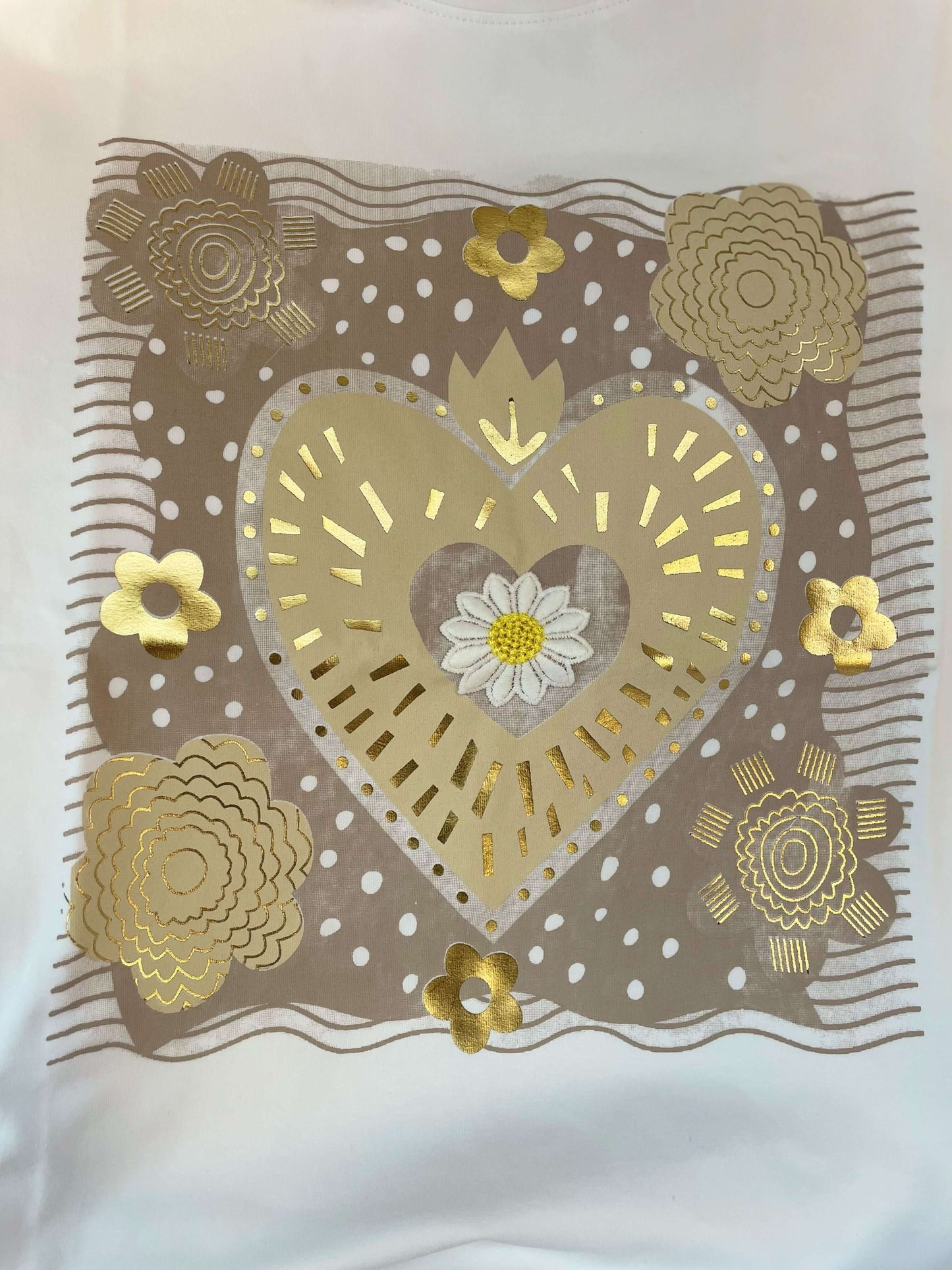 Weißes Kurzarmshirt mit braunem Herz-Blumen Aufdruck