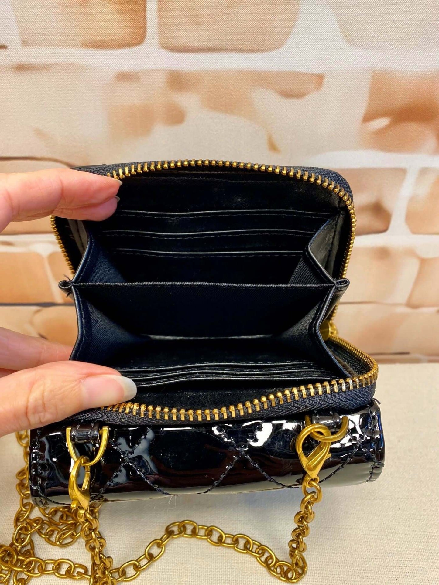 Kleine schwarze Umhängetasche