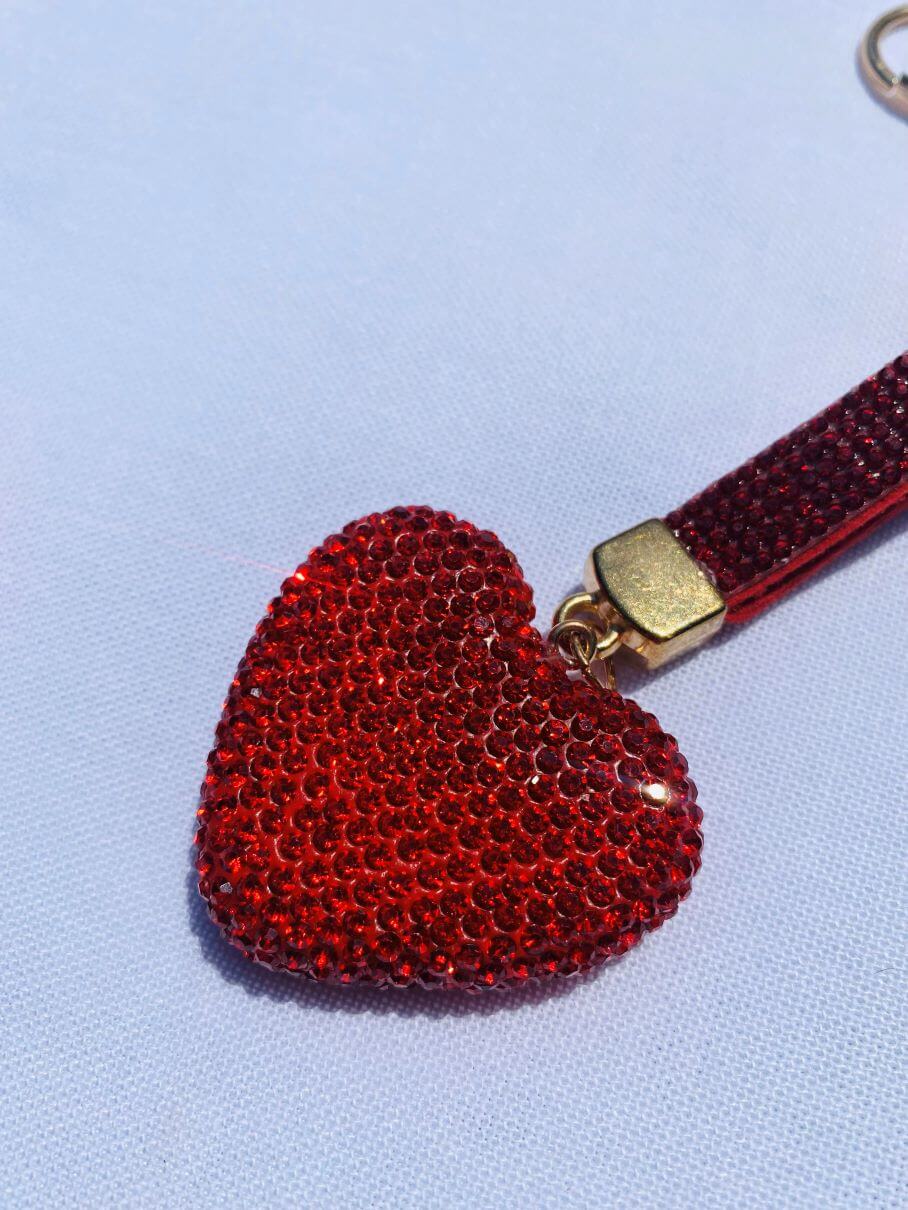 Taschenanhänger mit roten Strasssteinen