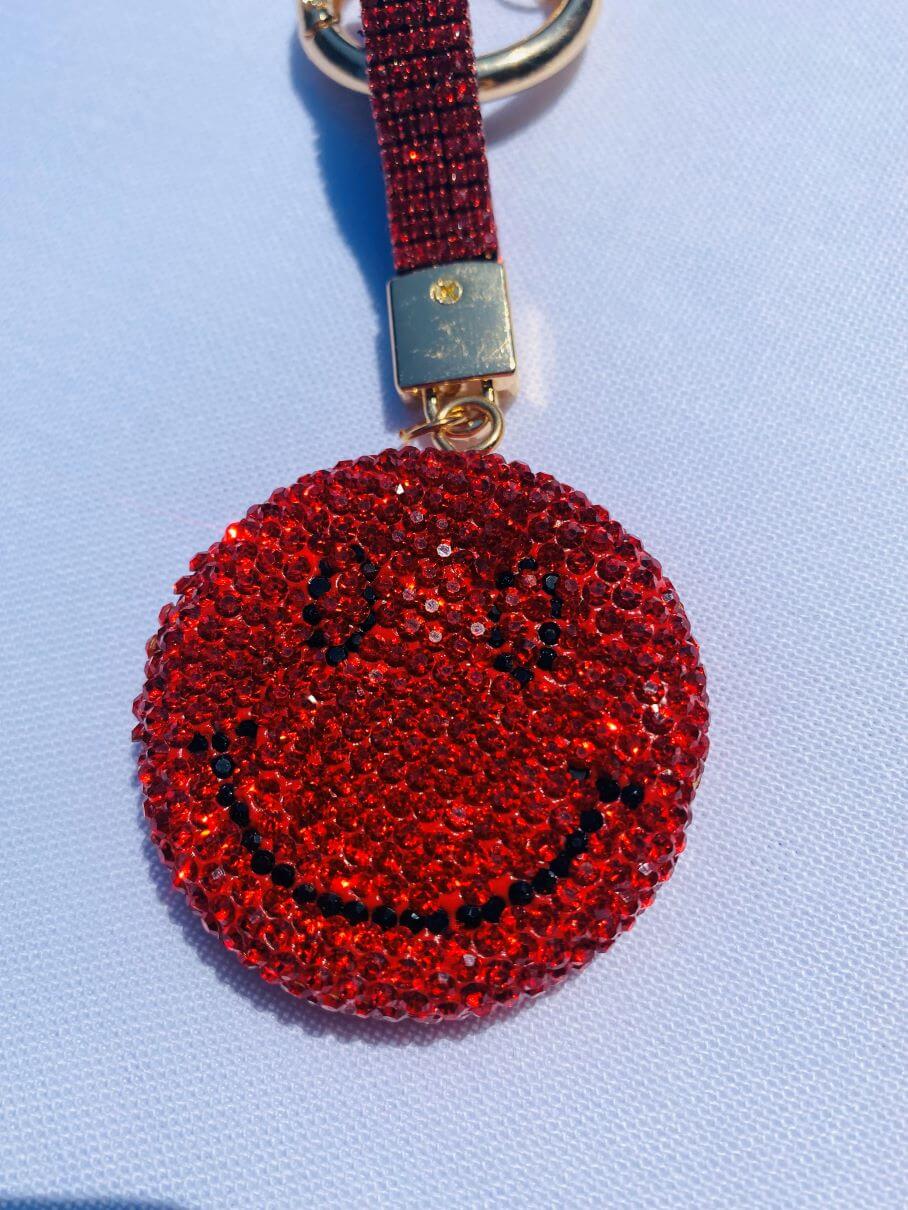 Taschenanhänger mit roten Strasssteinen