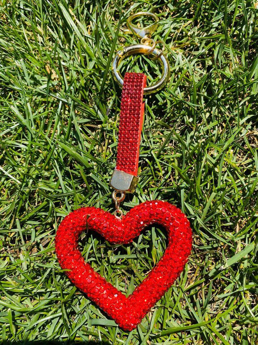 Taschenanhänger mit roten Strasssteinen