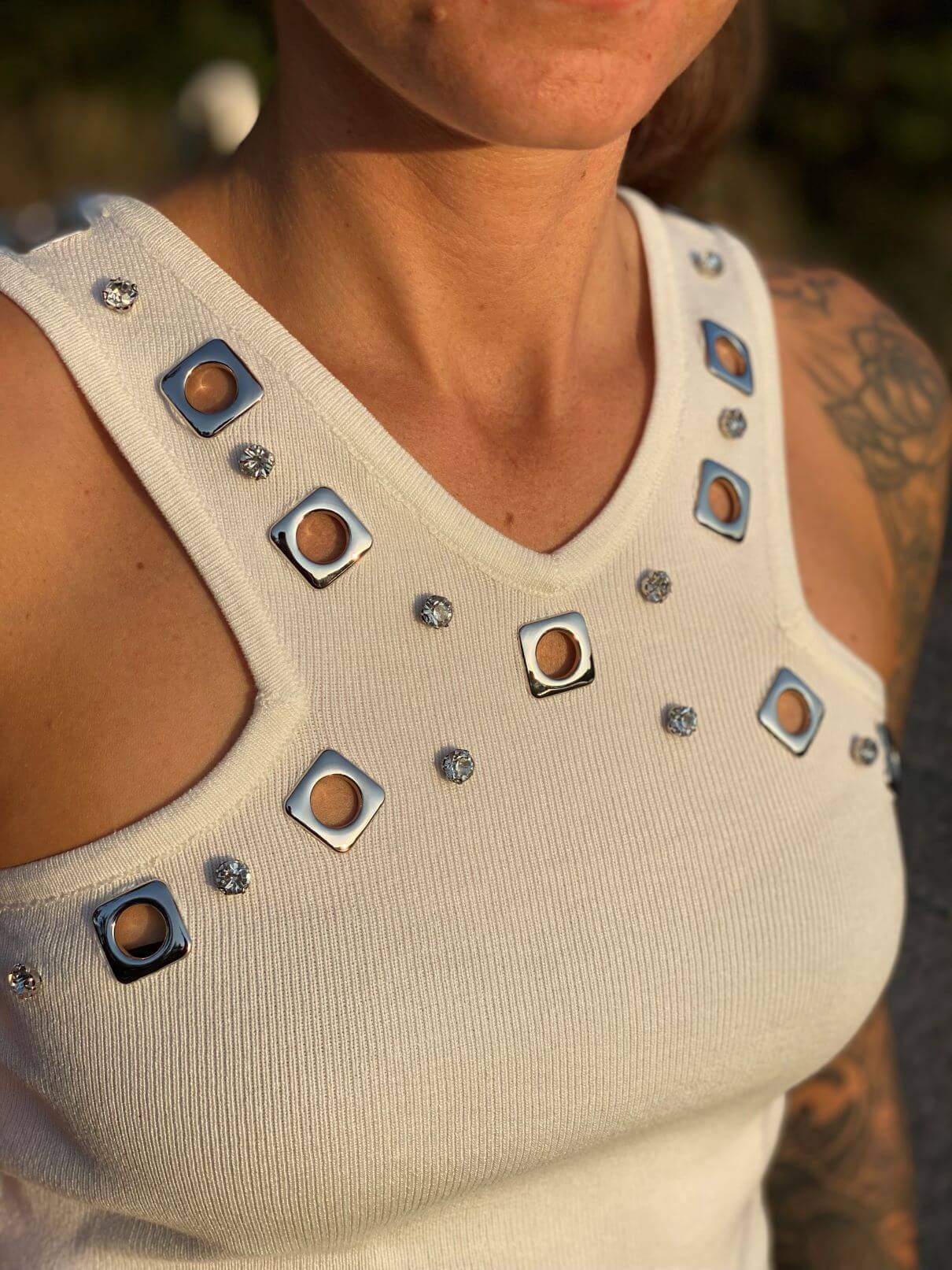 Bauchfreies Top mit Nieten