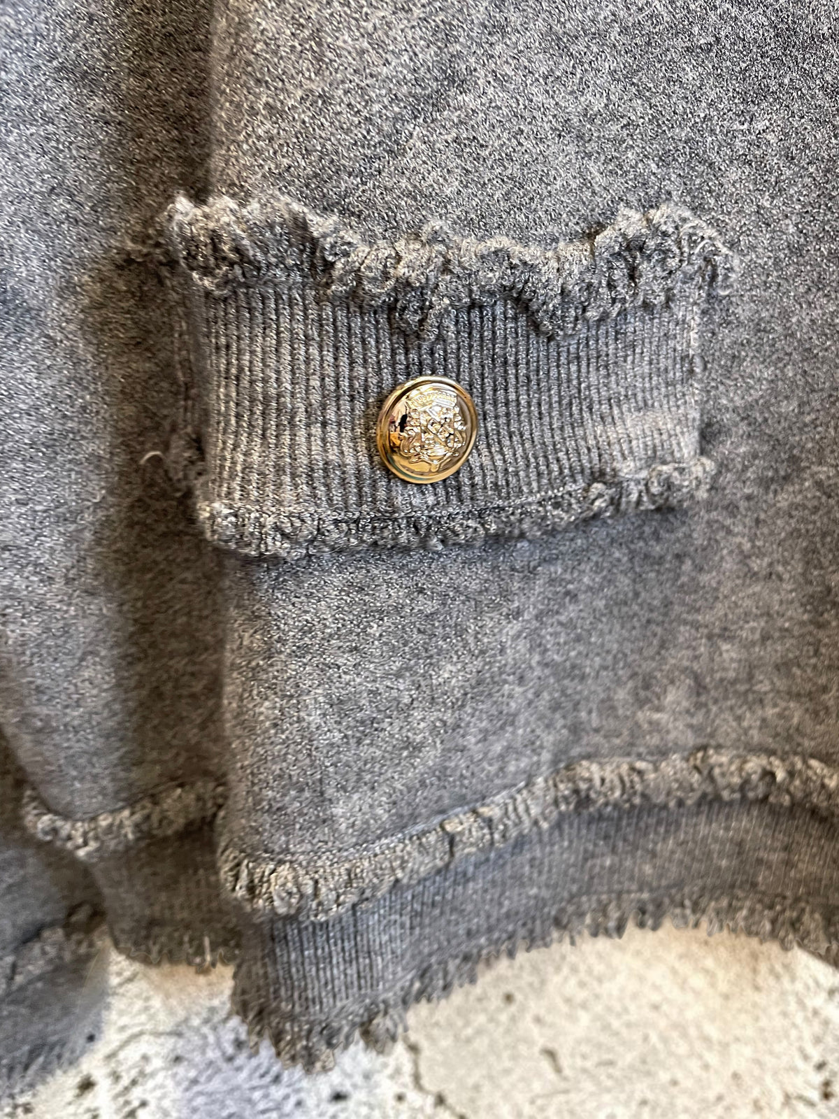 Lässiger Strickblazer mit ausgefranstem Detail und goldenen Knöpfen