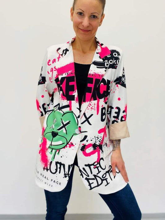 Weißer Blazer mit Schrift und grünem Bär