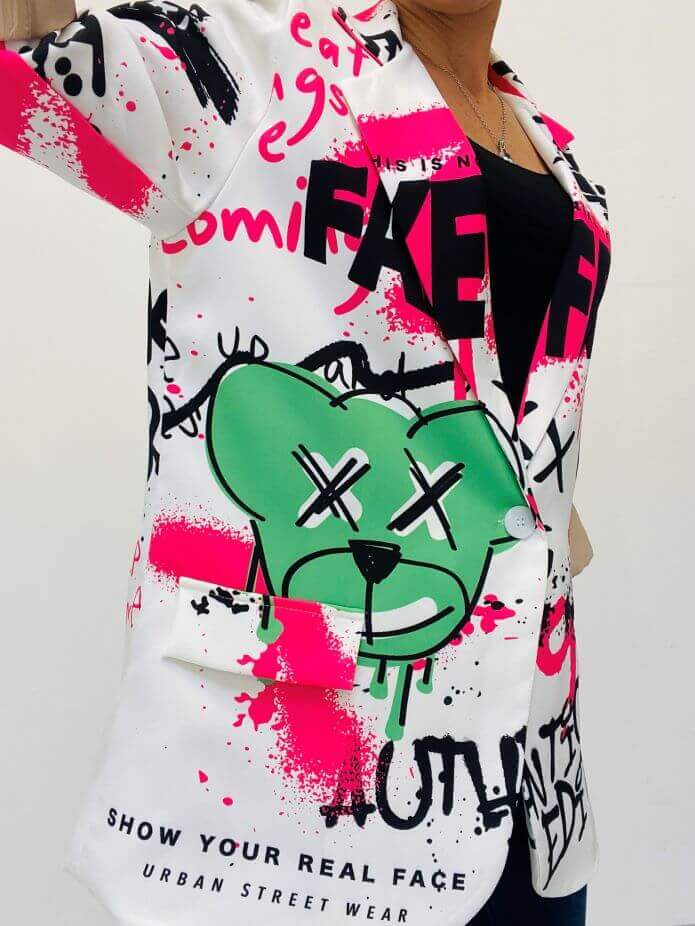 Weißer Blazer mit Schrift und grünem Bär