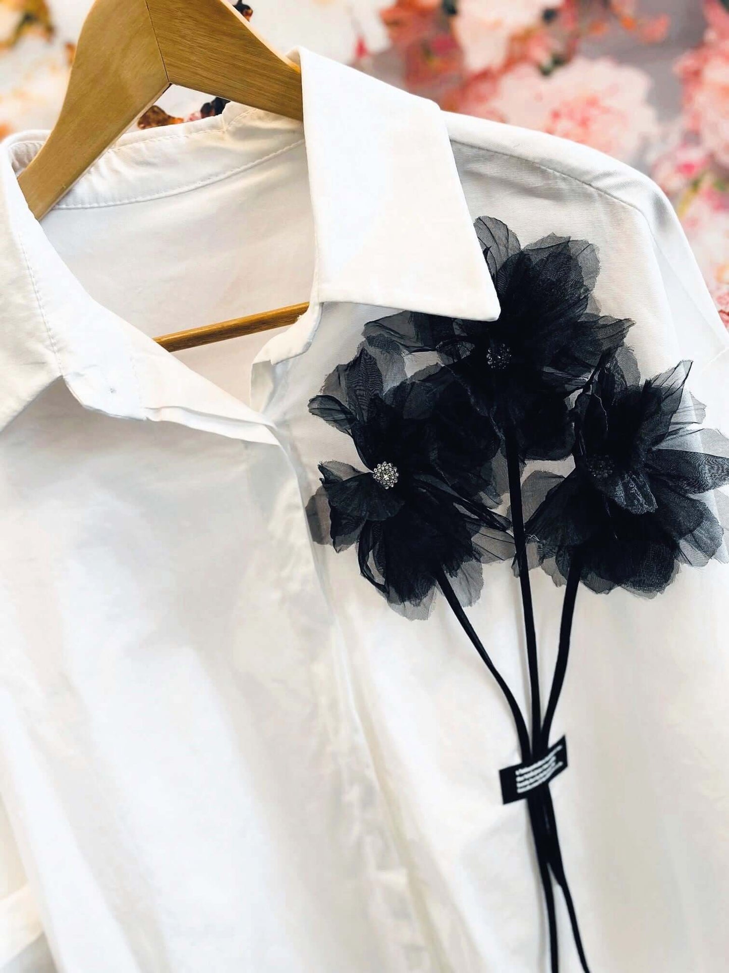 Weiße Bluse/Hemd mit schwarzen Blumen