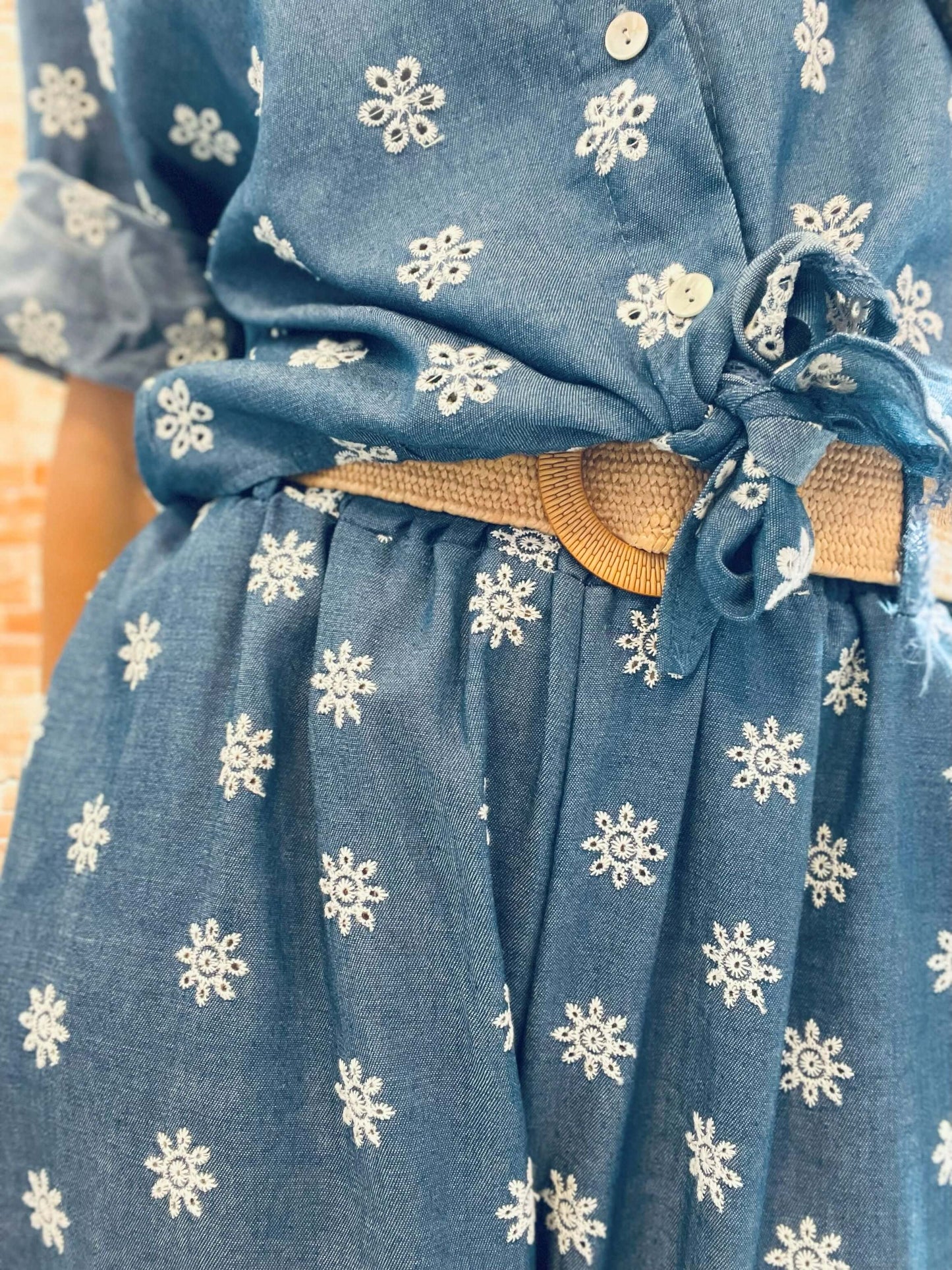Kurze Jeansbluse zum Binden mit Lochstickerei