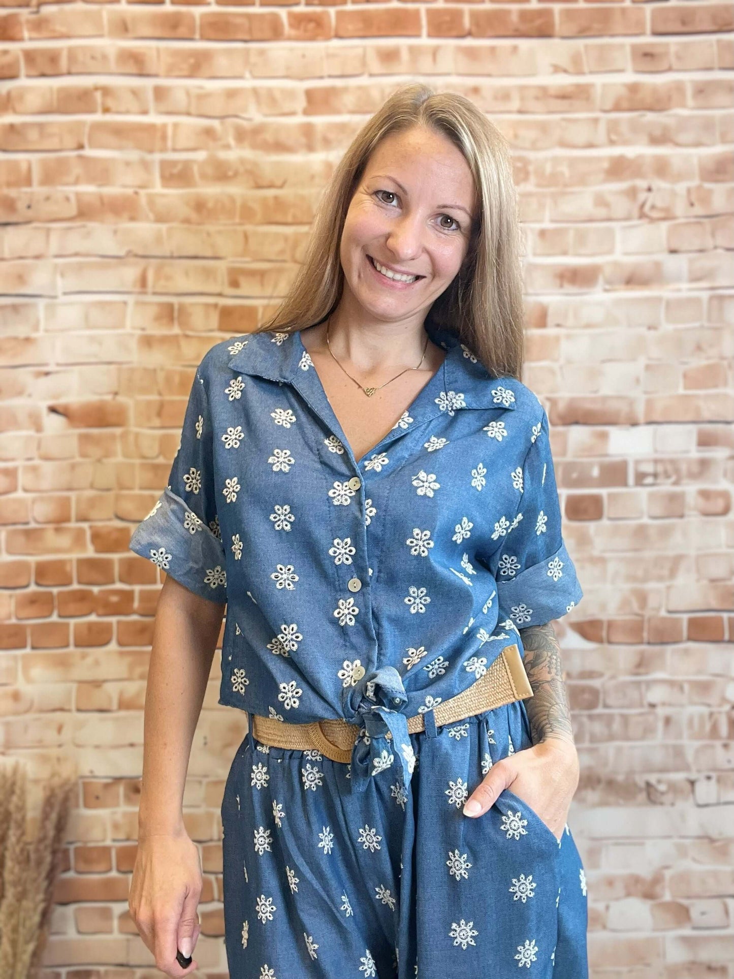 Kurze Jeansbluse zum Binden mit Lochstickerei