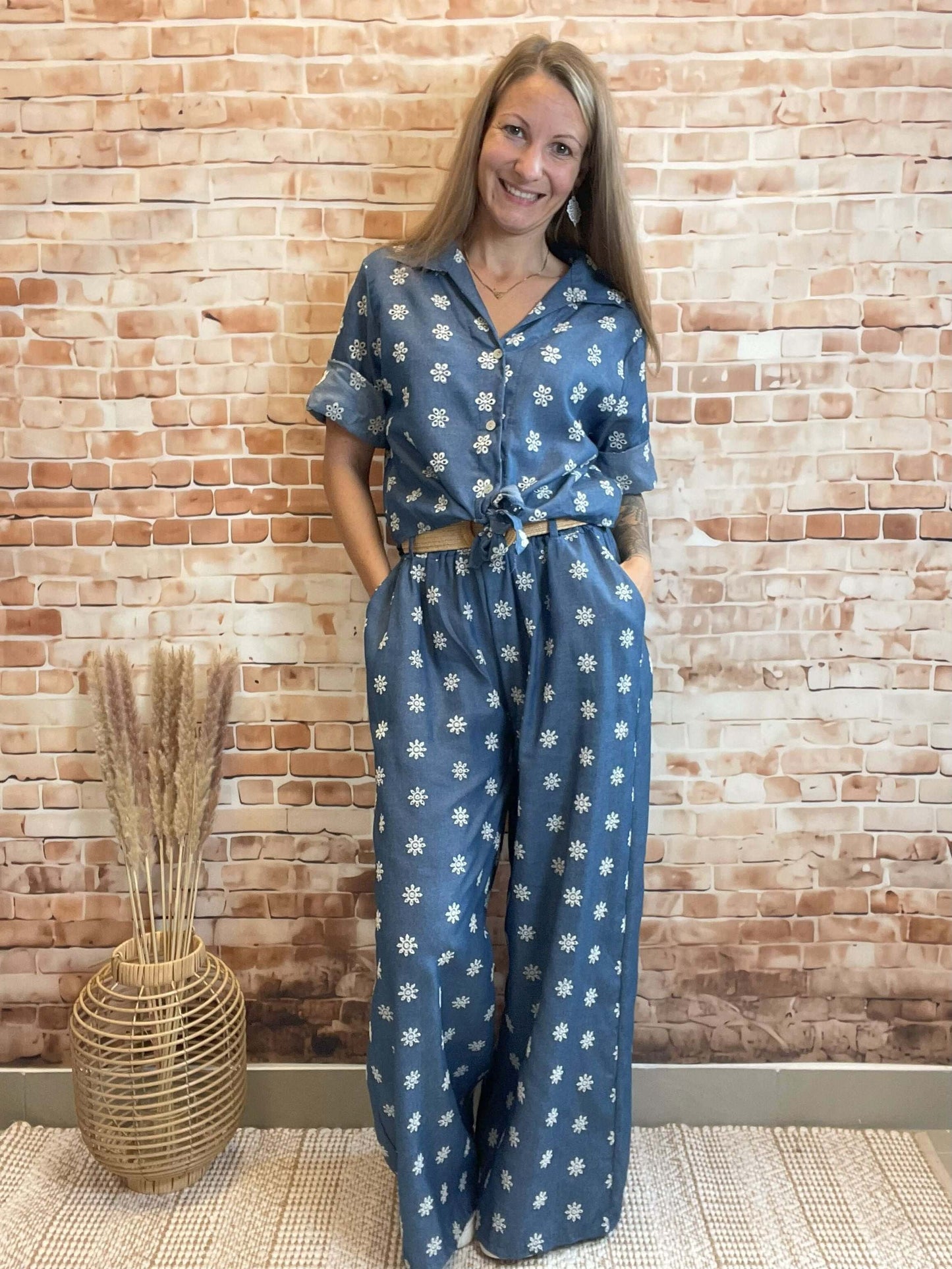 Kurze Jeansbluse zum Binden mit Lochstickerei