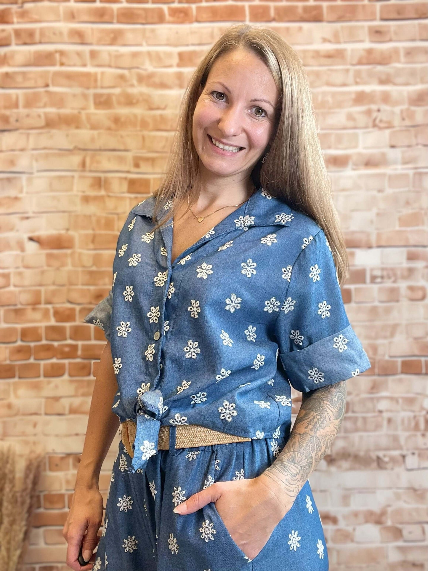 Kurze Jeansbluse zum Binden mit Lochstickerei