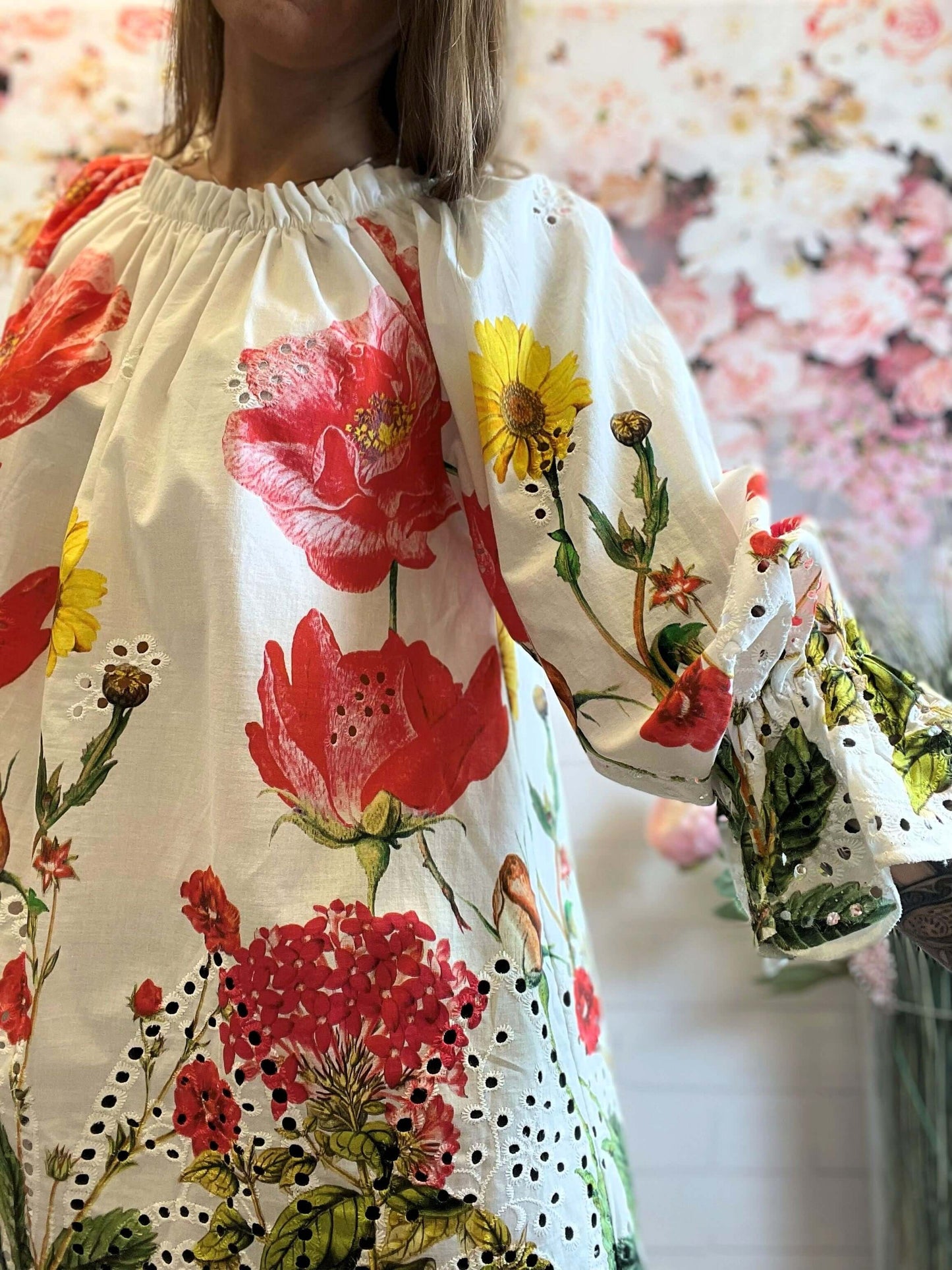 Weiße Langarmbluse mit bunten Blumen & Lochstickerei