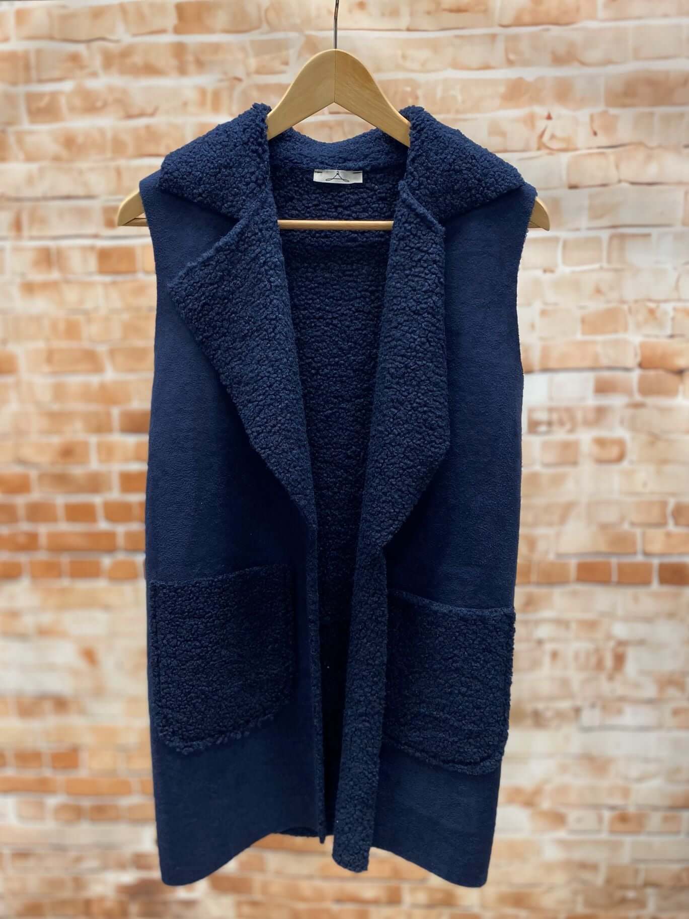 Glattes Velours-Gilet mit Teddystoff