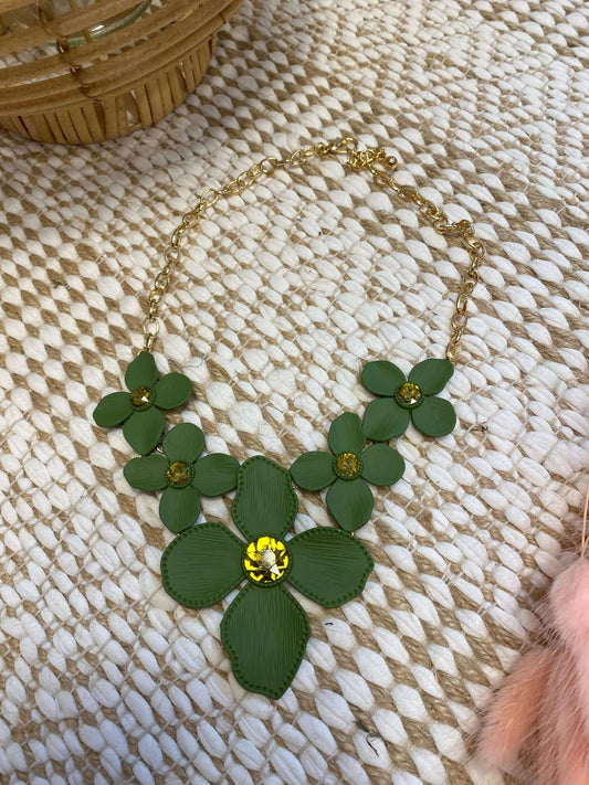 Goldene Gliederkette mit olivgrünen Blumen