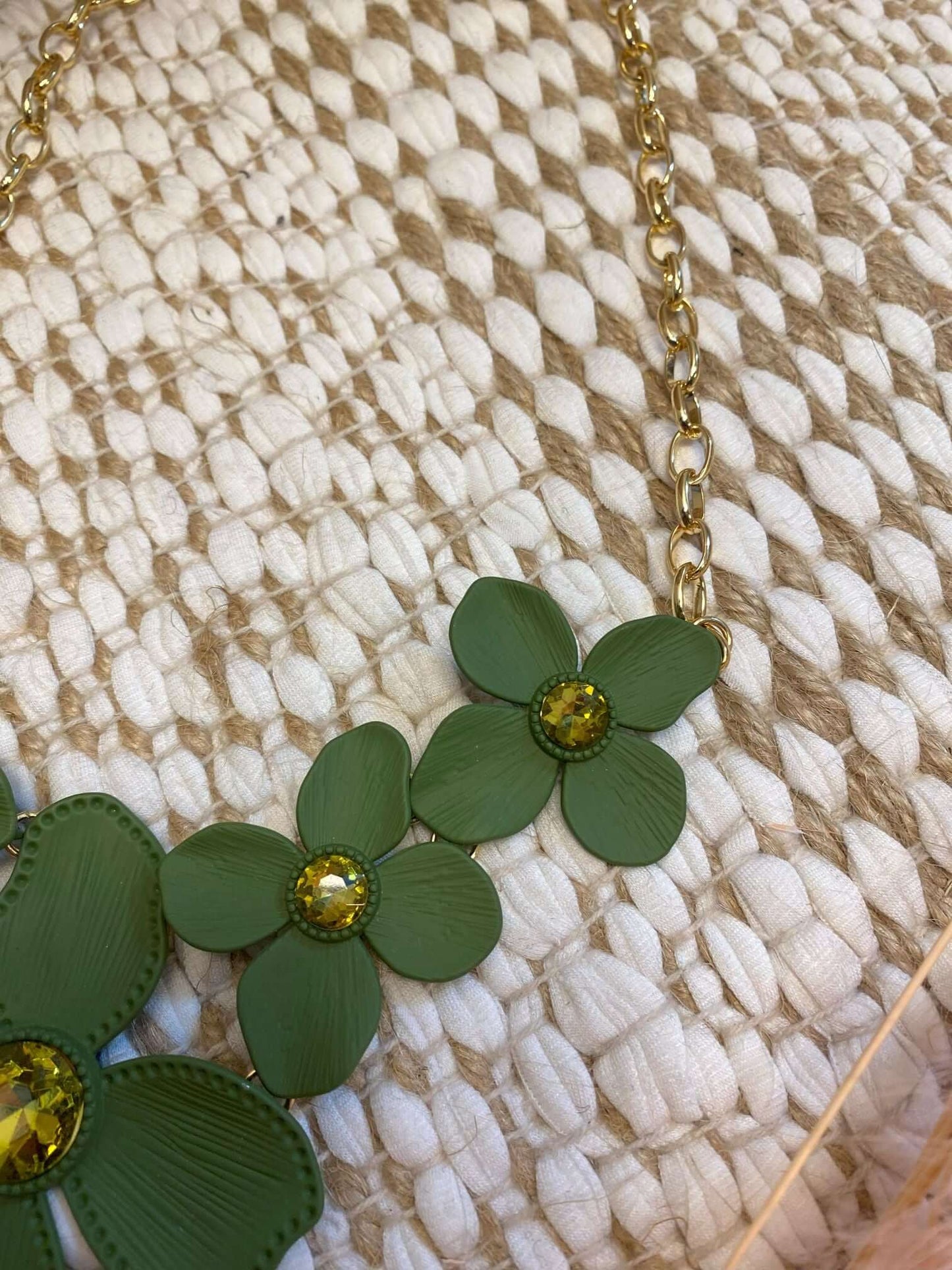 Goldene Gliederkette mit olivgrünen Blumen