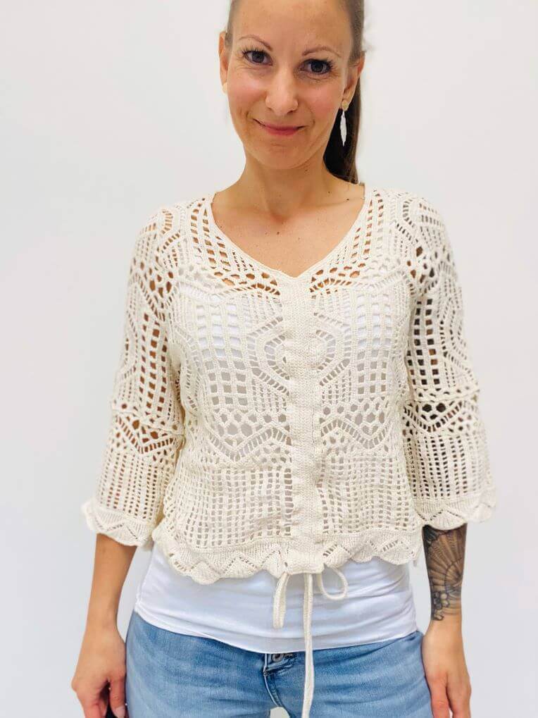 Schönes Häkelshirt mit Kordelzug