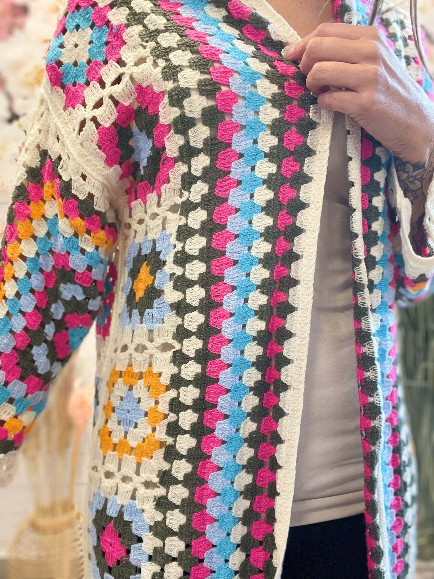 Lange bunte Häkelweste