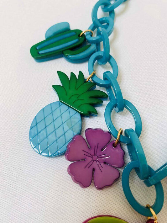 Türkisfarbene Halskette mit bunten Anhängern