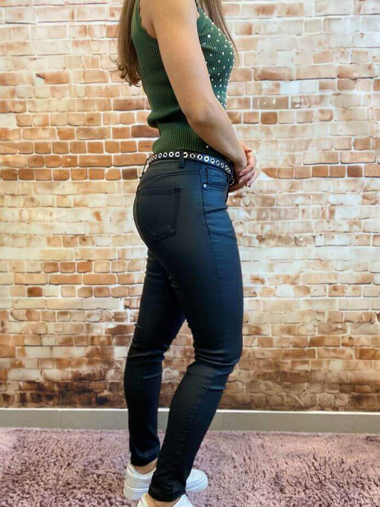 Schwarze Hose in Glattlederoptik