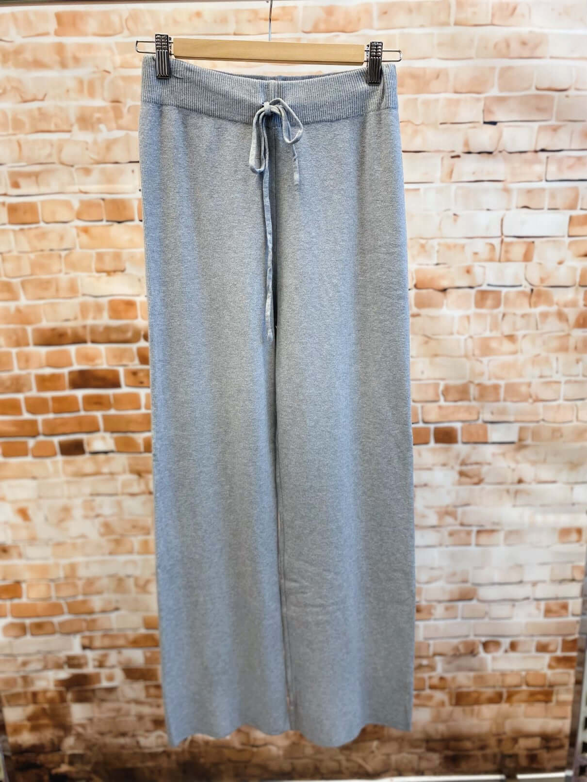 Moderne lange ausgestellte Strick-Stoffhose